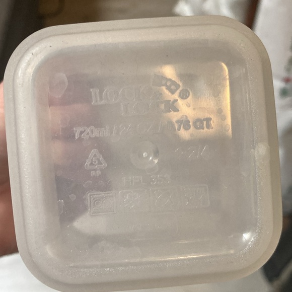 15 Lock and lock containers and 16 green lids - Picture 5 of 5